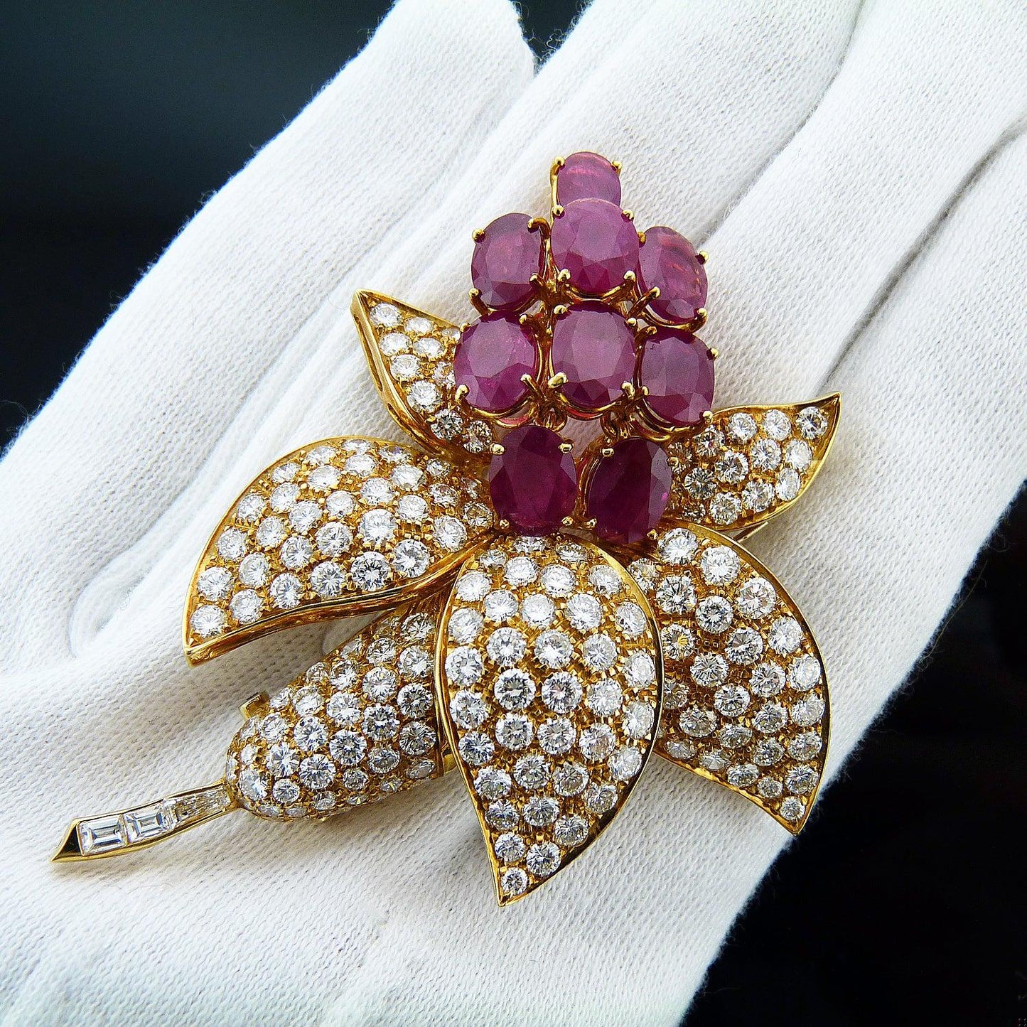 18K Yellow Gold, Ruby, and Diamond Brooch: A Timeless Treasure of Elegance and O