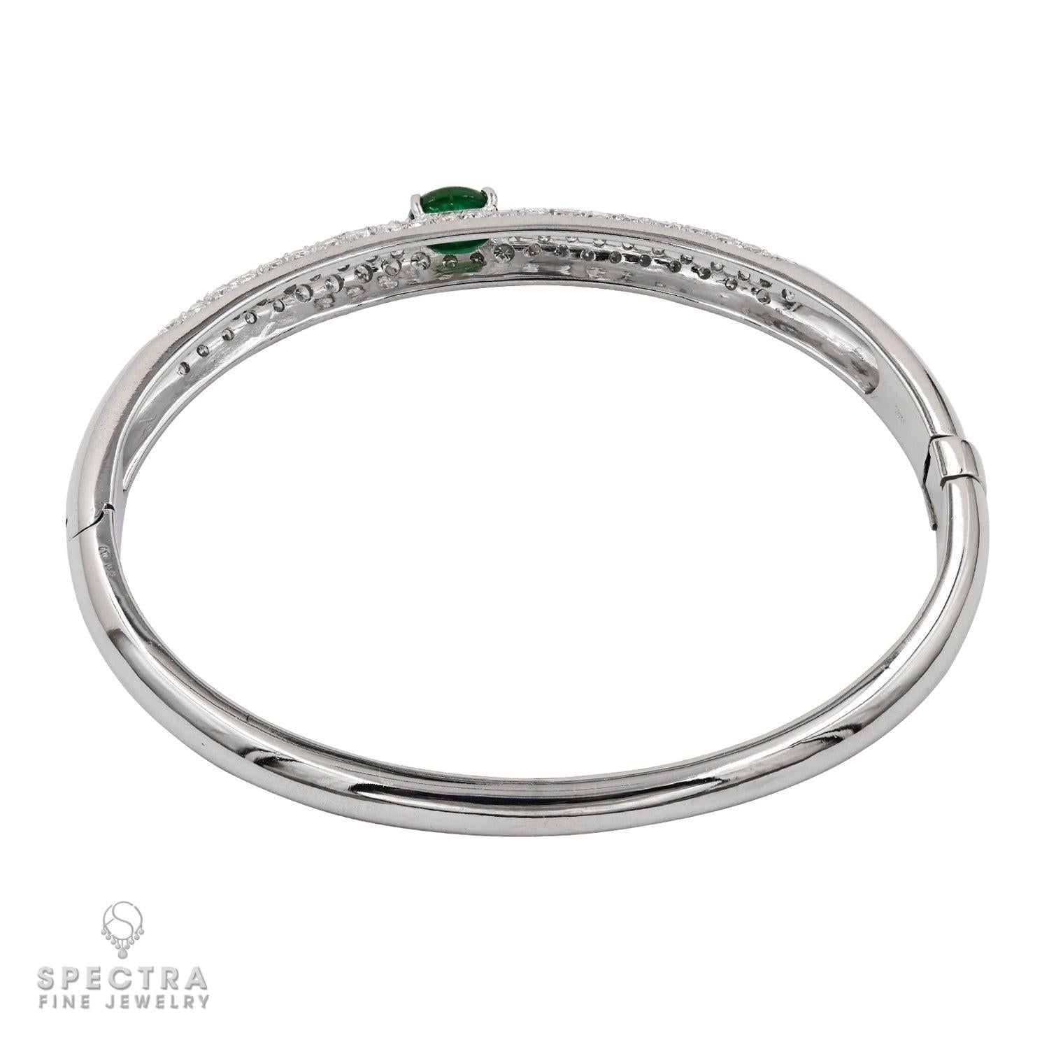 1.23 ct Emerald Cabochon Pavé Bombé Bangle in 18K White Gold – Contemporary