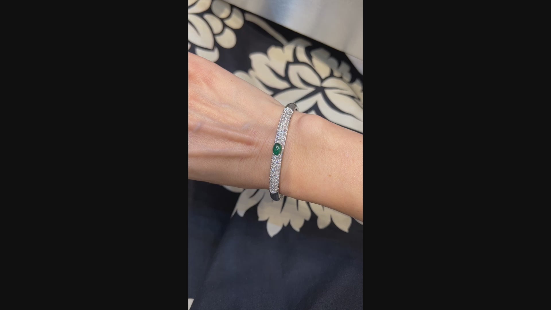 1.23 ct Emerald Cabochon Pavé Bombé Bangle in 18K White Gold – Contemporary